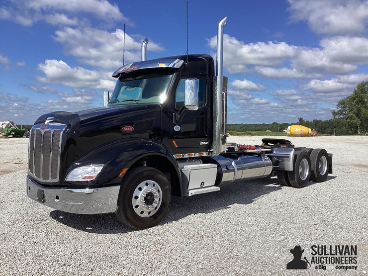 2019-peterbilt-579-image-1