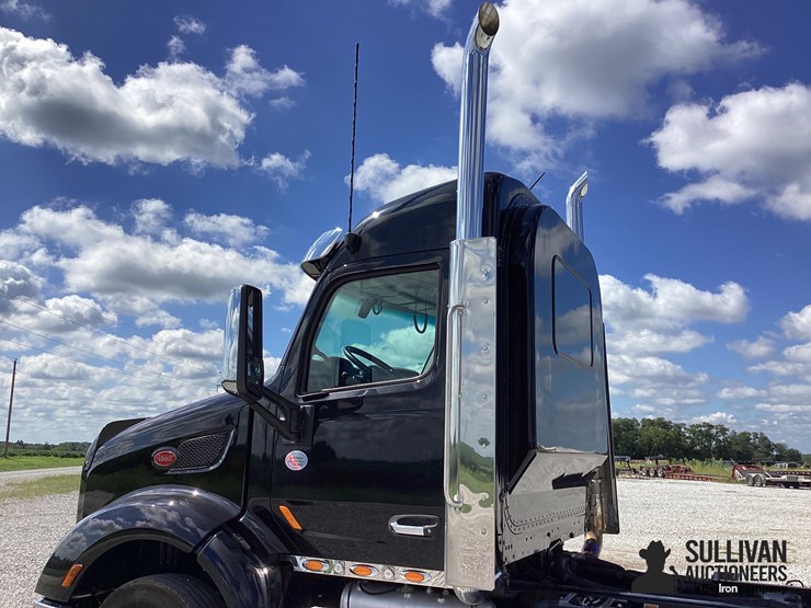 2019-peterbilt-579-image-13