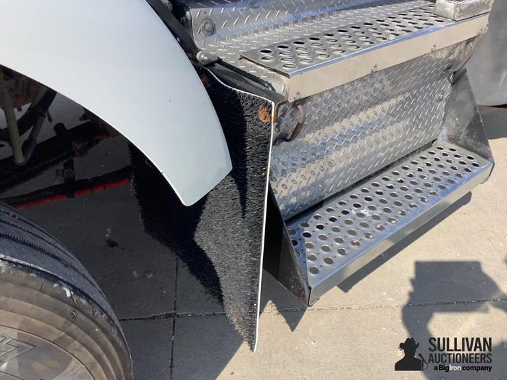 2013-kenworth-t800-image-18