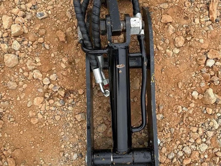 iranch-mini-excavator-hydraulic-thumb-clamp-image-3