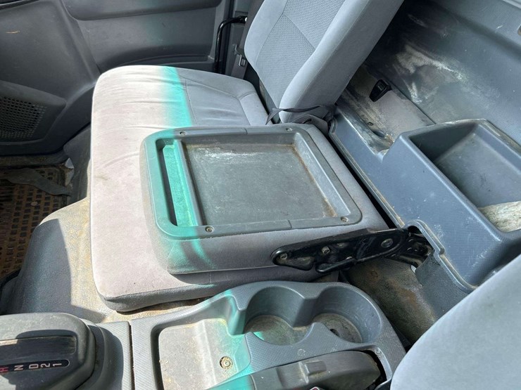 2020-isuzu-npr-image-16