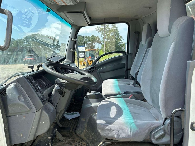 2020-isuzu-npr-image-11