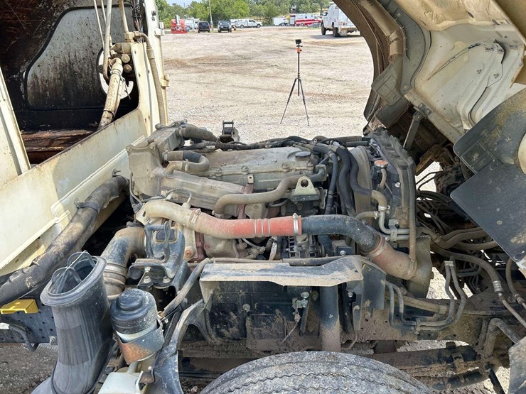2020-isuzu-npr-image-8