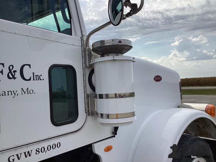 2009-peterbilt-367-image-18