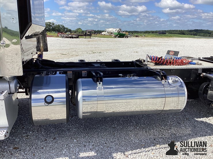 2019-peterbilt-579-image-14