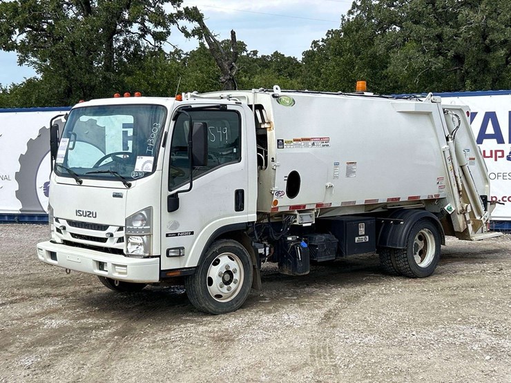 2020-isuzu-npr-image-1