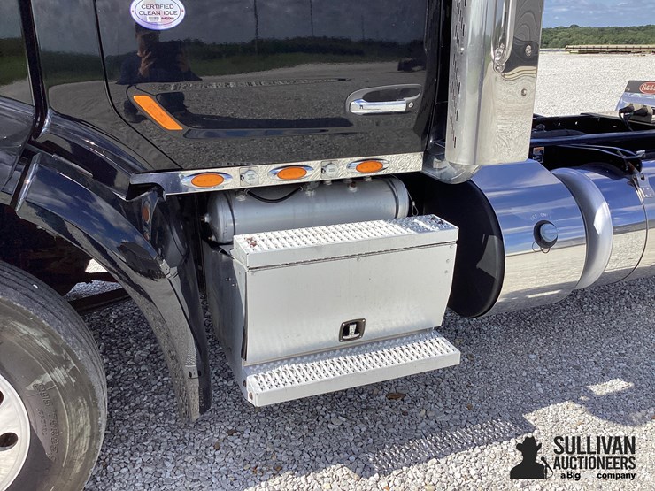2019-peterbilt-579-image-11