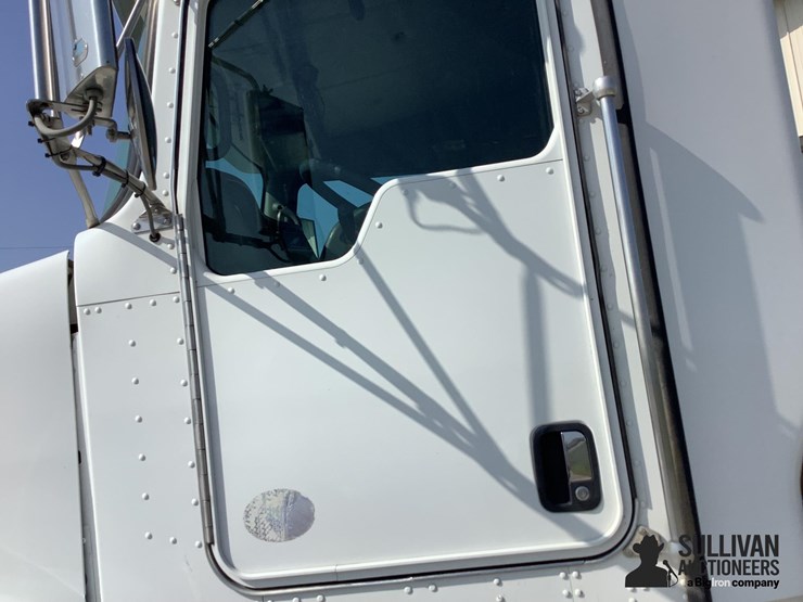 2015-kenworth-t800-image-17