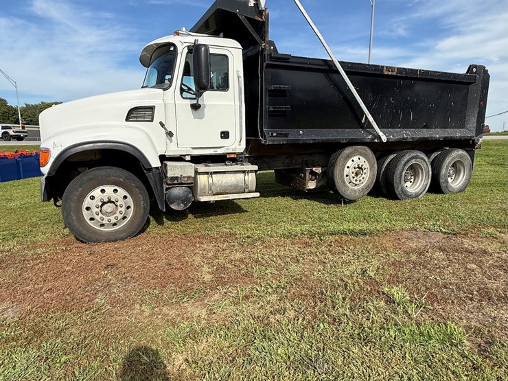 #16-•-2006-mack-cv713-granite-triple-axle-conventional-dump-truck-image-50