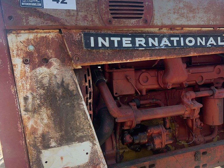 international-806-tractor-image-9