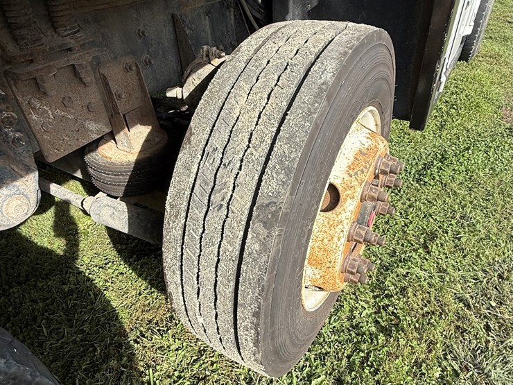 #17-•-2008-sterling-9500-tandem-axle-conventional-fuel-&-lube-truck-image-22