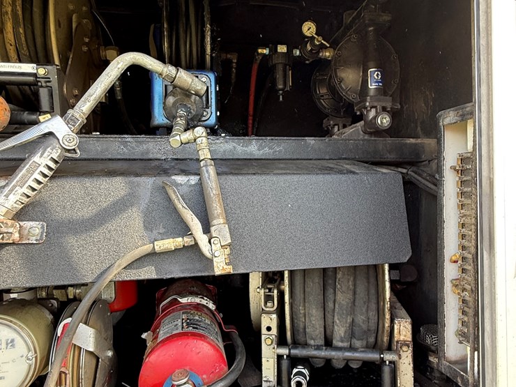 #17-•-2008-sterling-9500-tandem-axle-conventional-fuel-&-lube-truck-image-20