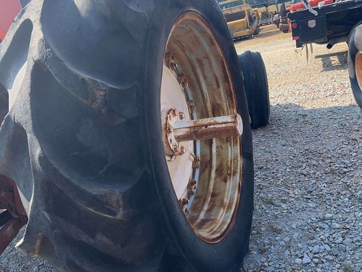 allis-chalmers-7040-tractor-image-16