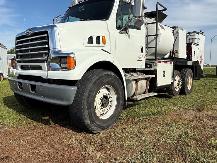 #17-•-2008-sterling-9500-tandem-axle-conventional-fuel-&-lube-truck-image-73