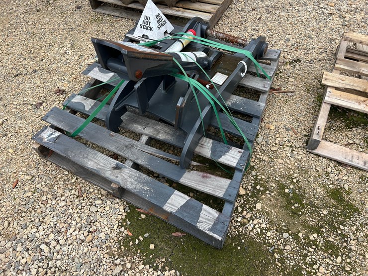 2023-new-holland-hydraulic-thumb-for-b95d-tlb-with-standard-stick-image-3