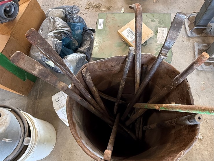 #123-•-30-gallon-grease-tub-&-tire-tools-image-3