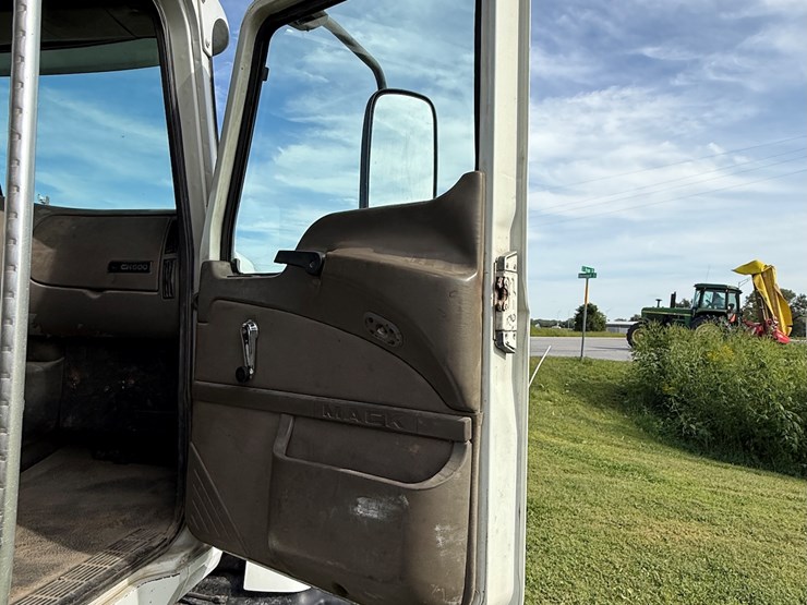 #16-•-2006-mack-cv713-granite-triple-axle-conventional-dump-truck-image-30