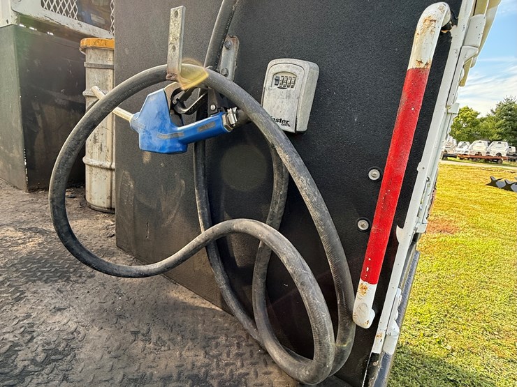 #17-•-2008-sterling-9500-tandem-axle-conventional-fuel-&-lube-truck-image-54