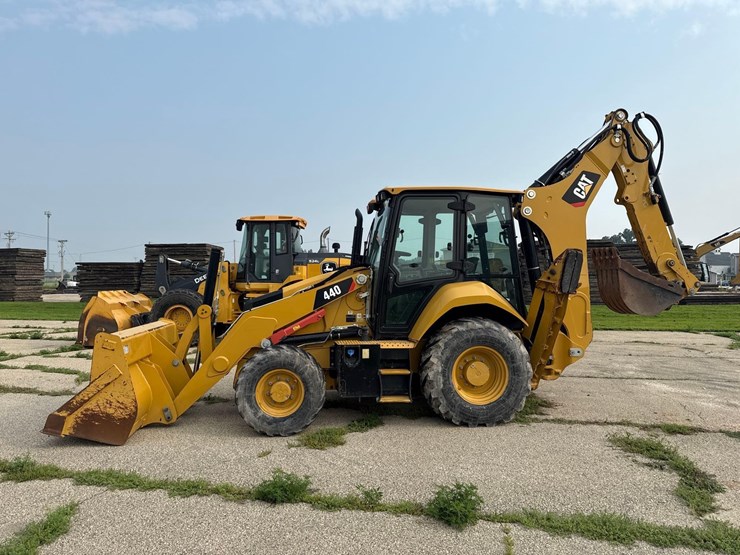 2019-caterpillar-440-image-1