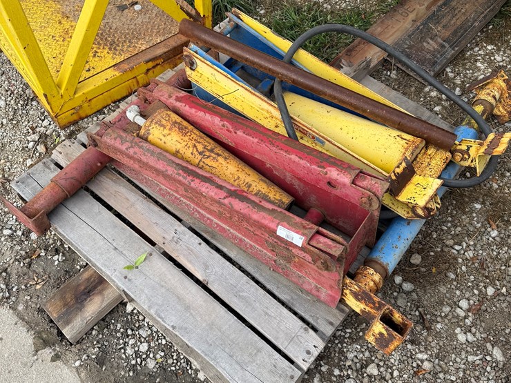#58-•-(2)-hydraulic-wagon-hoists-image-2