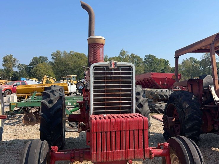 ih-farmall-1206-diesel-tractor-image-6