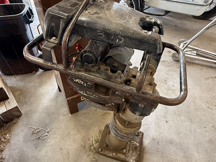 #114-•-ingersoll-rand-bobcat-br72-jumping-jack-dirt-compactor-image-4