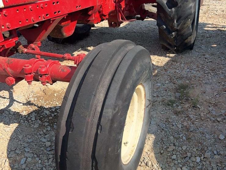 ih-farmall-1206-diesel-tractor-image-10