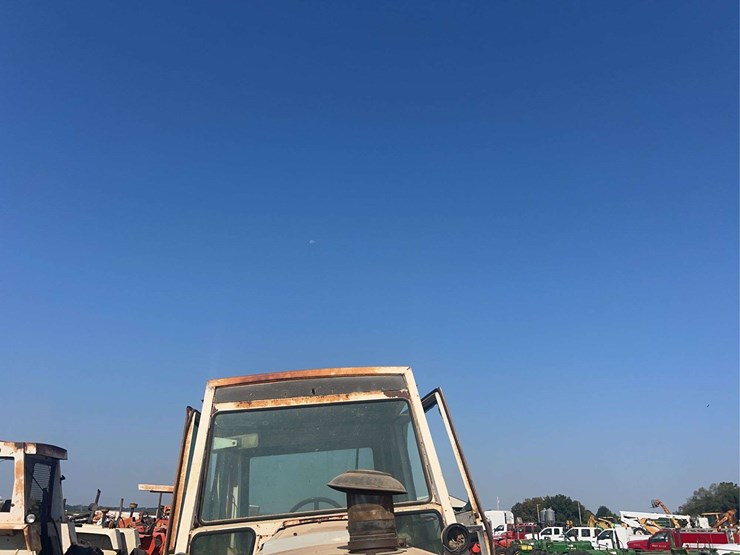 case-1570-cab-tractor-image-10