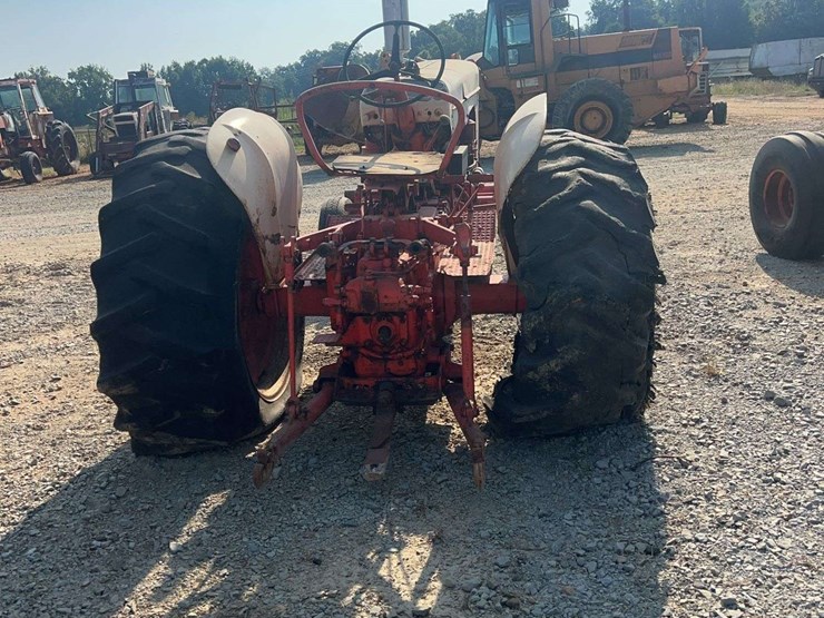 case-801-b-tractor-image-3