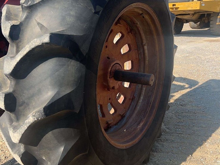 international-806-tractor-image-13