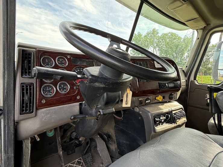 #16-•-2006-mack-cv713-granite-triple-axle-conventional-dump-truck-image-36