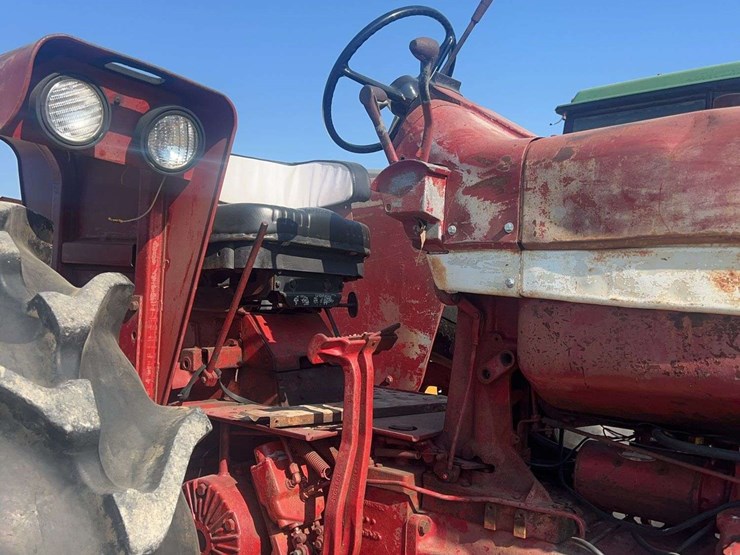 international-806-tractor-image-18