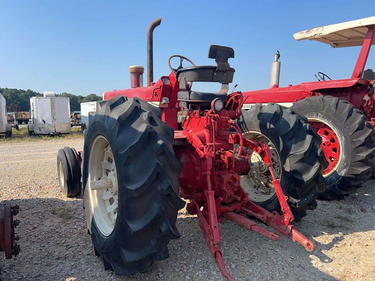 ih-farmall-1206-diesel-tractor-image-2