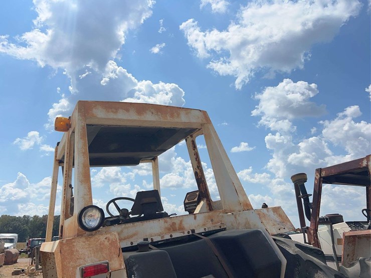case-1370-cab-tractor-image-15