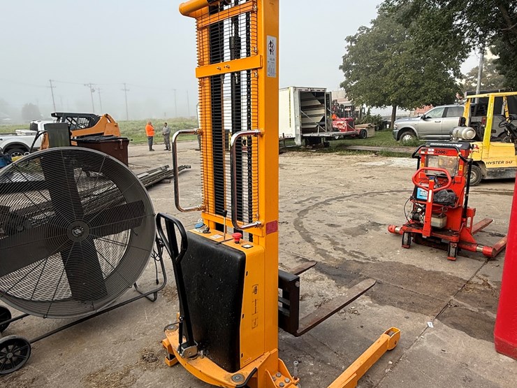 #61-•-2015-uline-h-2652-hydraulic-straddle-stacker-hydraulic-walk-behind-pallet-jack-image-3