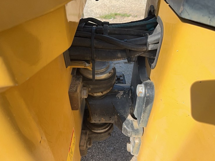 2016-caterpillar-cb34b-image-3