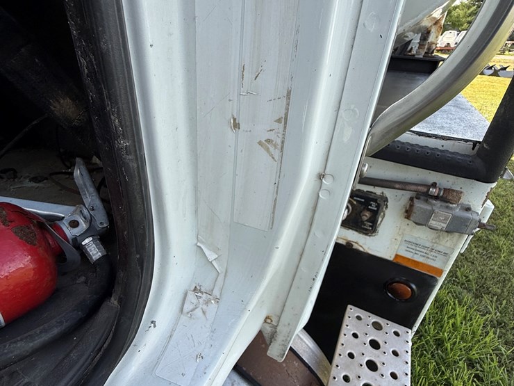#17-•-2008-sterling-9500-tandem-axle-conventional-fuel-&-lube-truck-image-65