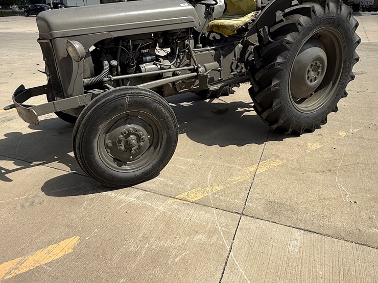 ford-tractor-image-1