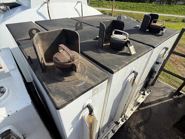 #17-•-2008-sterling-9500-tandem-axle-conventional-fuel-&-lube-truck-image-59