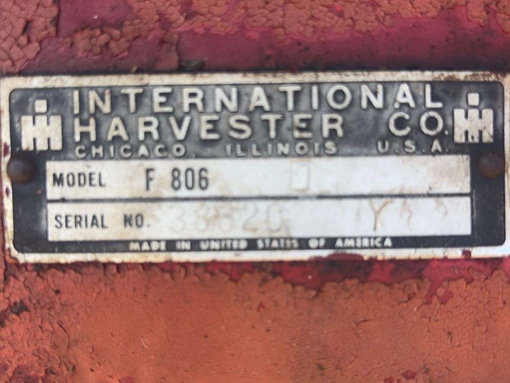 international-806-tractor-image-25