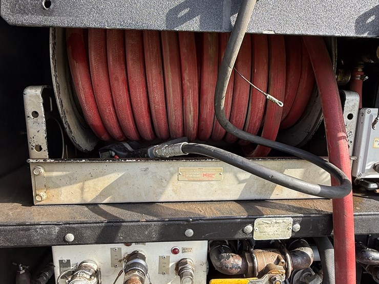 #17-•-2008-sterling-9500-tandem-axle-conventional-fuel-&-lube-truck-image-16
