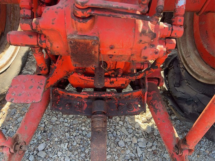 case-801-b-tractor-image-16