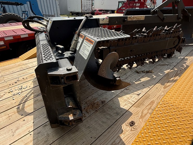 #9-•-lowe-xr25-hydraulic-drive-trencher-attachment-for-skidloaders-image-2
