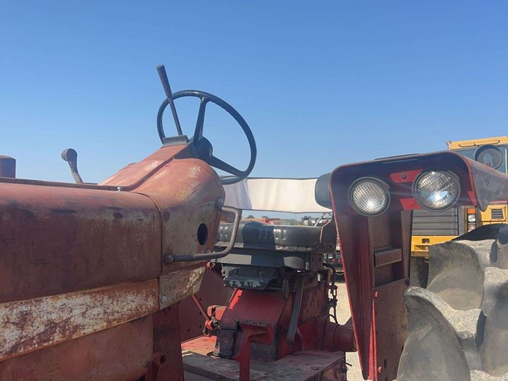 international-806-tractor-image-12