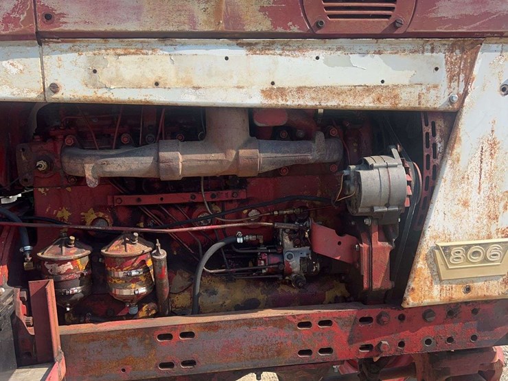 international-806-tractor-image-20