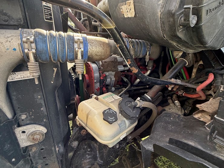 #17-•-2008-sterling-9500-tandem-axle-conventional-fuel-&-lube-truck-image-40