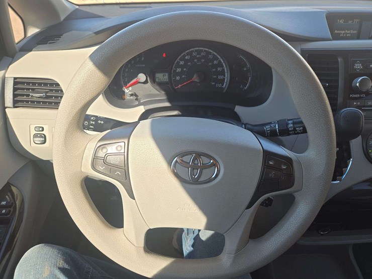 2012-toyota-sienna-le-image-16
