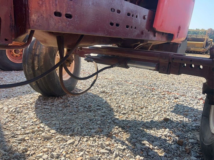allis-chalmers-7040-tractor-image-22