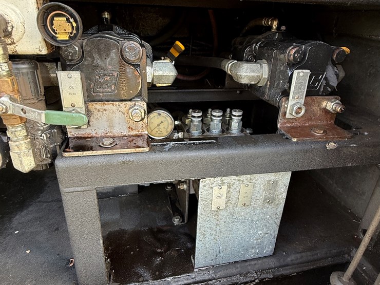#17-•-2008-sterling-9500-tandem-axle-conventional-fuel-&-lube-truck-image-19