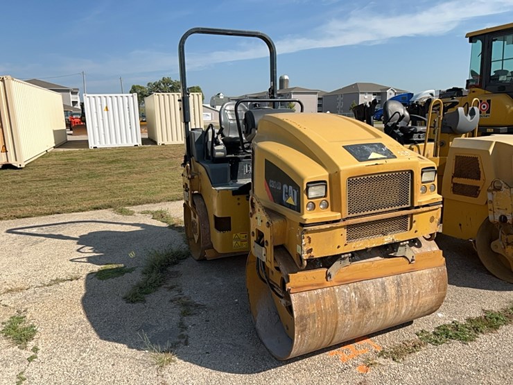 2016-caterpillar-cb34b-image-15